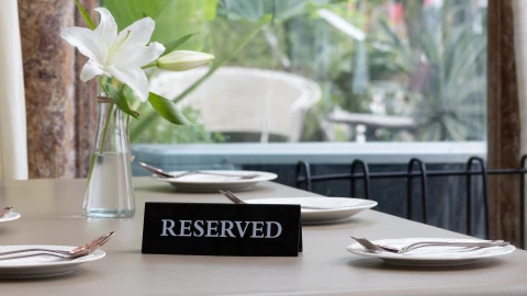 Una mesa con cartel de reservado en un restaurante
