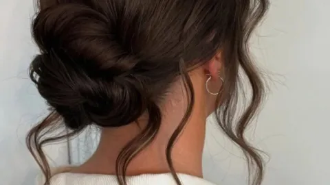 Peinado messy low bun para cabello fino
