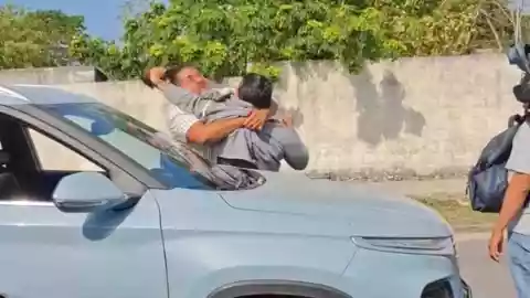 VIDEO_ Dos hombres protagonizan PELEA FÍSICA en medio del tráfico hoy, jueves 17 de abril de 2025