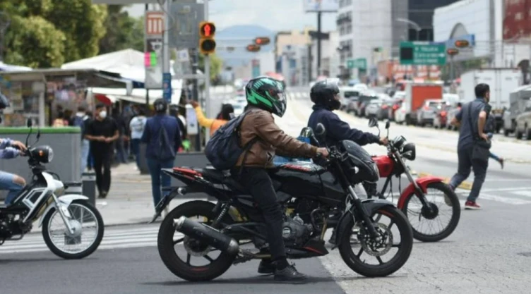 ¿Cuál es la multa por no usar casco al ir en motocicleta en CDMX?