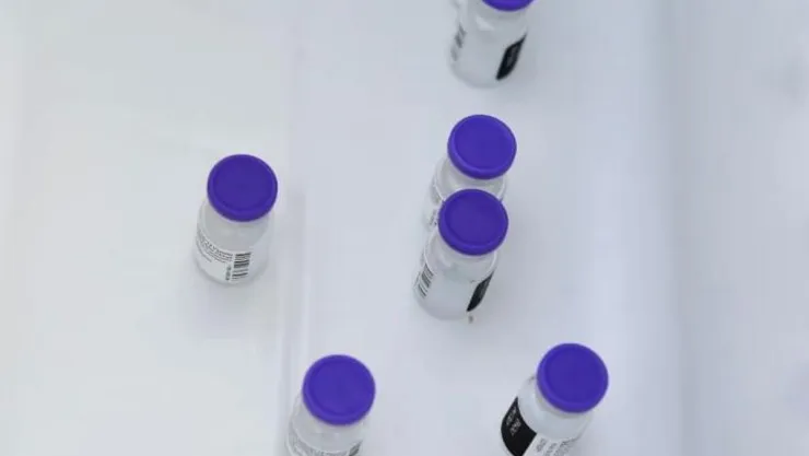 Una médico que recibió la vacuna contra la Covid-19 permanece hospitalizada por reacciones alérgicas.