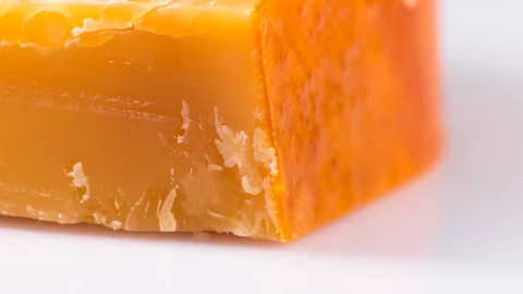 Una bacteria provoc&oacute; el retiro de una marca de queso cheddar del mercado, bajo &oacute;rdenes de la FDA