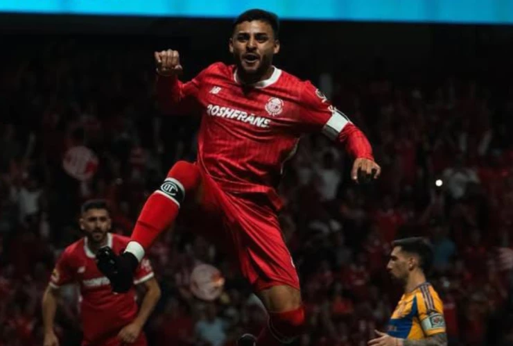 ¿Cuánto gana Alexis Vega en Toluca?