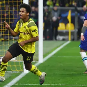 Gol de Karim Adeyemi ante el Chelsea en la Champions League