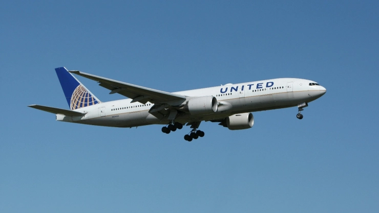 Caos en aeropuertos: United Airlines detiene operaciones por falla tecnológica. Pasajeros enfrentan retrasos prolongados en varios estados.