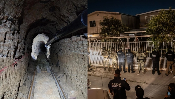 Una vista profunda de un túnel subterráneo estrecho y oscuro con paredes de tierra rugosas. En el centro del túnel, hay un conjunto de vías simples sobre una base de arena o tierra, con una figura tumbada en una especie de carrito o plataforma en las vías, mirando hacia el fondo del túnel. Un tubo oscuro y grueso corre a lo largo del techo del túnel en el lado derecho.