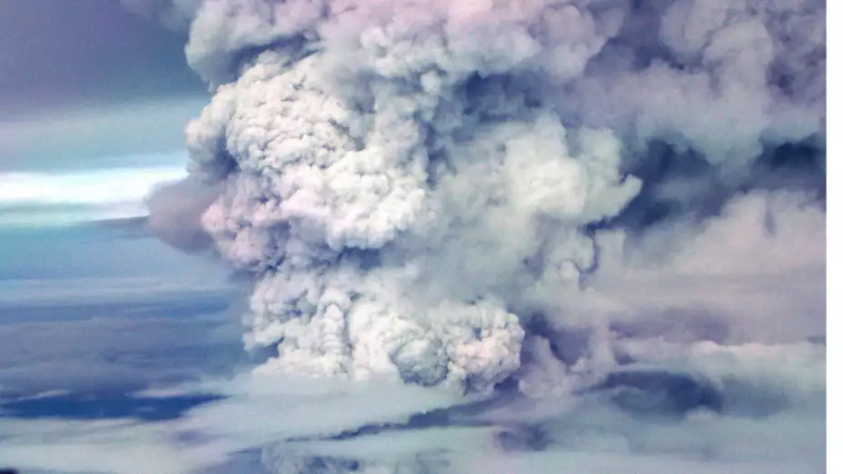 Erupción del monte Ulawun, en Oapúa Nueva Guinea.