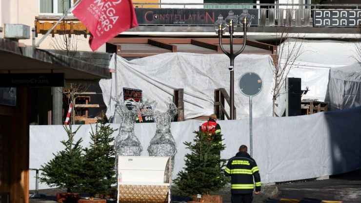 El personal de emergencia trabaja afuera del bar " Le Constellation ", después de una explosión e incendio durante una fiesta de Nochevieja donde varias personas murieron y otras resultaron heridas, según la policía suiza, en la lujosa estación de esquí de Crans-Montana, en el suroeste de Suiza, el 1 de enero de 2026