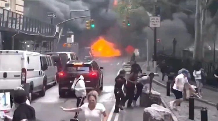 Explosión-frente-al-Toro-de-Wall-Street-desata-pánico-en-Nueva-York_-vehículo-ardió-en-plena-zona-fi.webp