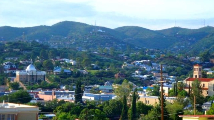 vista aérea de las casas y montañas de nogales