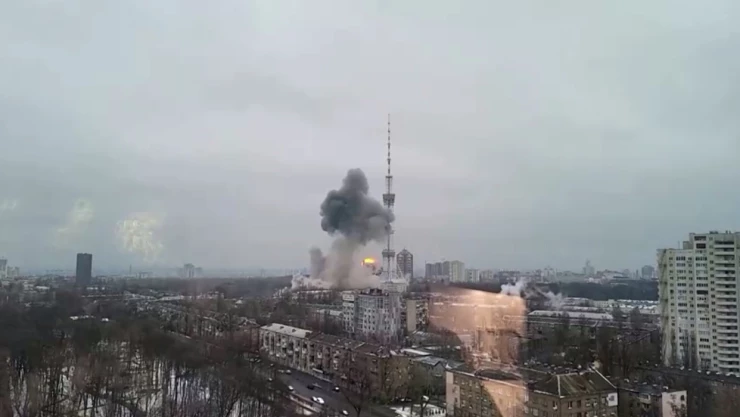 Reportan bombardeo a torre de televisión en Kiev, Ucrania