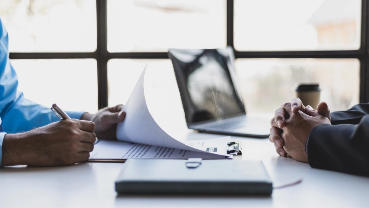 Una persona en una entrevista de trabajo
