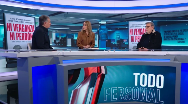 ALT TEXT:
Bibiana Belsasso entrevista en estudio a Julio Scherer Ibarra y Jorge Fernández Menéndez durante la presentación del libro Ni venganza ni perdón en el programa “Todo Personal”.