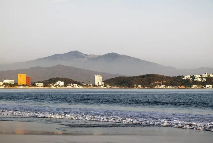 Madre y su hija de siete años, mueren ahogadas en una playa de Colima