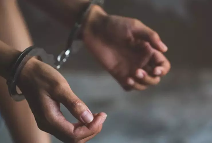 Trabajadora de salud mental es encontrada MUERTA en su casa; niña de 13 años es la sospechosa del crimen