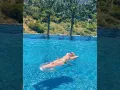 Britney en la alberca.jpg