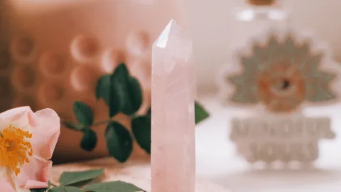 El cuarzo rosa se asocia con la fidelidad, el amor y la armonía