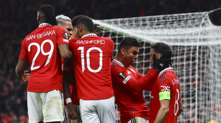 Jugadores del Manchester festejan gol ante el Barcelona Europa League