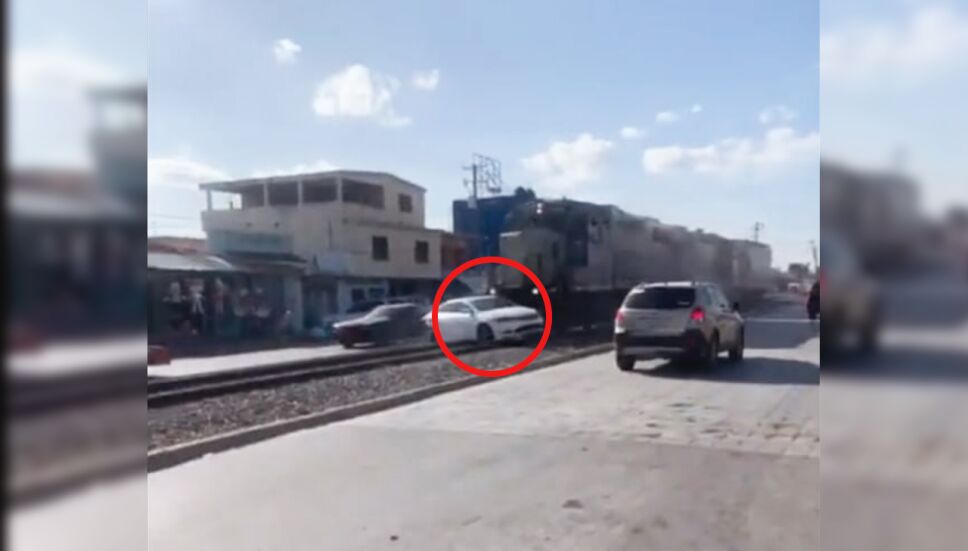 Conductor en Reynosa intenta ganarle el paso al tren