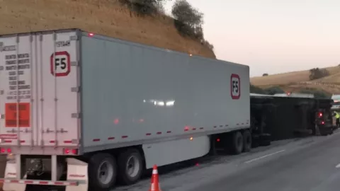 Cierre en la autopista México-Puebla hoy 13 de marzo: volcadura provoca caos