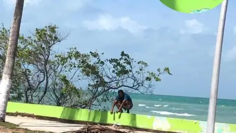 Hombre hace sus ‘necesidades’ en la bahía de Chetumal