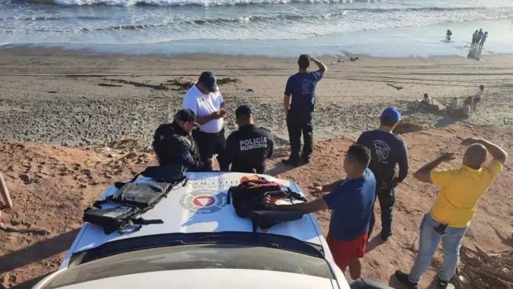 Joven salva a su mamá de morir ahogada en playa de México; pero él ya no salió