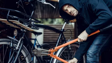  Le roban bicicleta mientras desayunaba 
