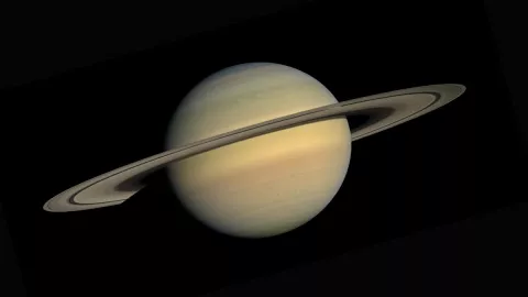 NASA capta impresionante FOTO de los anillos de Saturno desde la Luna.
