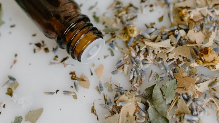 3 mejores aceites esenciales naturales para consagrar tus velas de manifestación de abundancia