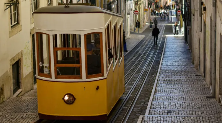 funicular-lisboa-portugal-descarrila-video