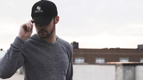 El significado de usar gorra todos los días, según la psicología