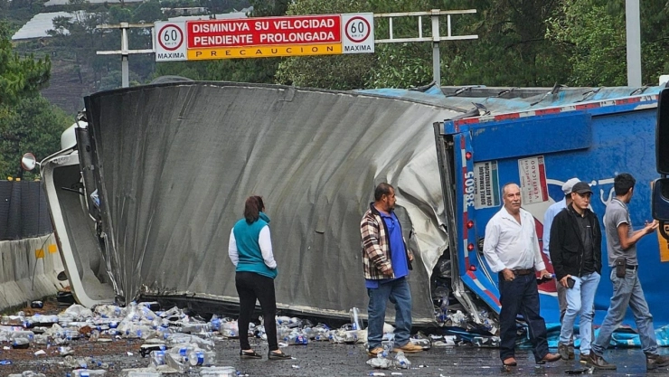 Ambos carriles fueron bloqueados tras el accidente en la Tenango-Ixtapan de la Sal.