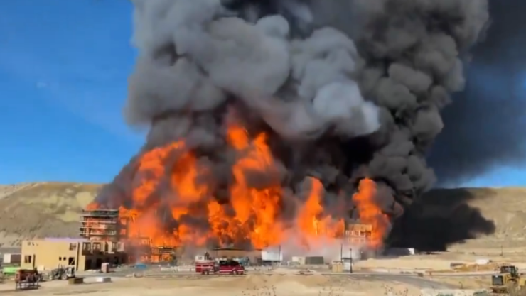 Un enorme incendio devoró un edificio.png