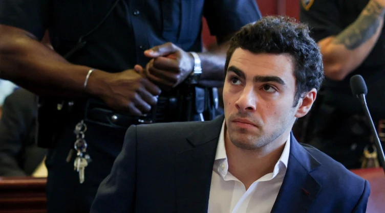 FOTO DE ARCHIVO: Luigi Mangione asiste a una audiencia probatoria en el caso de asesinato del director ejecutivo de UnitedHealthcare, Brian Thompson, en la Corte Suprema de Manhattan en Nueva York, EE. UU., el 18 de diciembre de 2025.