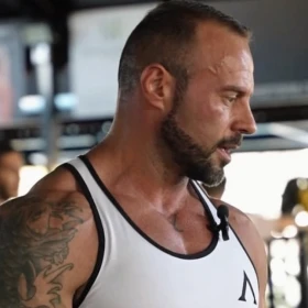 Adrián Chamorro, personal trainer: “Tener músculo te ayuda a prevenir esta enfermedad y es importante en la menopausia”