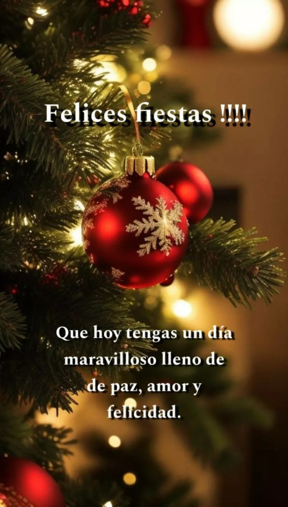 Esfera colgando de árbol navideño con mensaje de felices fiestas