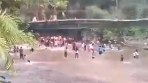 Se cae puente colgante en Indonesia