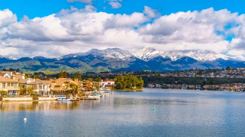 Vista de una ciudad costera de California