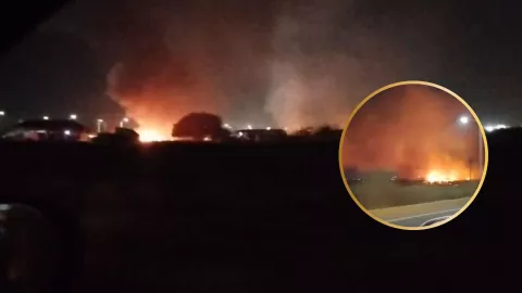 Se incendia yonke de carros en La Costerita en Culiacán.