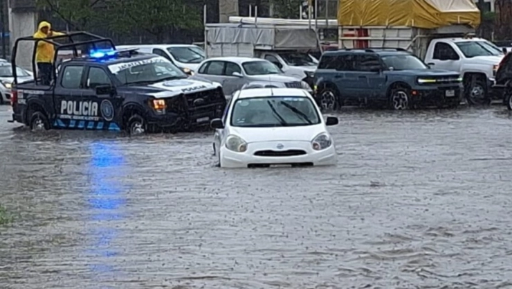 ¿Cómo pasar una inundación en tu auto sin dañarlo?