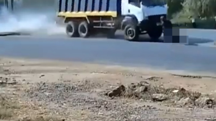 Conductor se salva de ser aplastado por camión en Indonesia