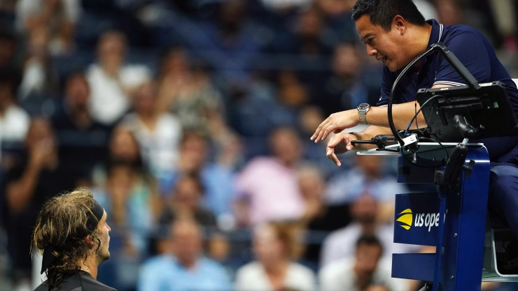Alexander Zverev habla con el juez de silla para pedir la expulsión de un aficionado en US Open.