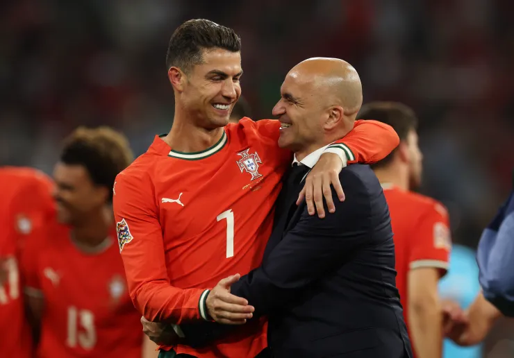 Cristian Ronaldo abraza a su entrenador Roberto Martínez en Portugal.