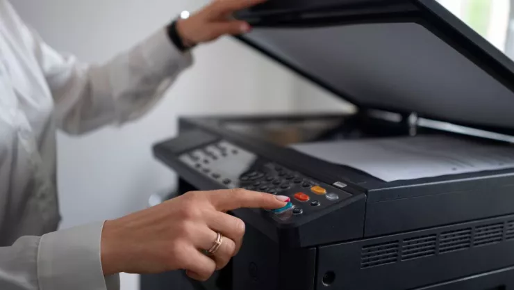 Señor crea papelería móvil, conecta copiadora a su auto para subsistir