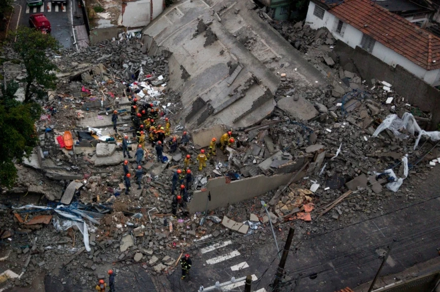 Edificio colapsa sobre vivienda habitada en Brasil