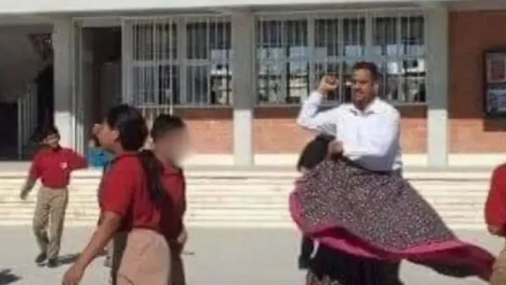 Profesor se pone falda para enseñar baile folklore a sus alumnos; se viraliza en redes