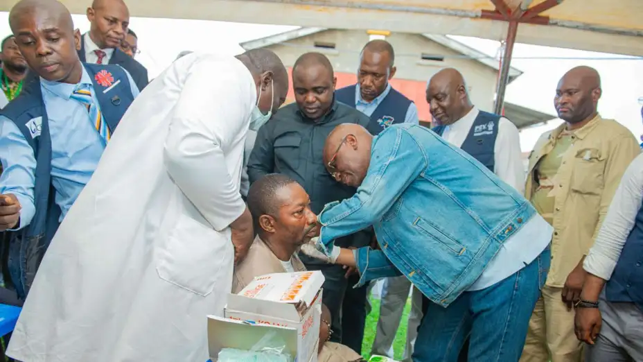 El ministro de Salud de la RDC, Roger Kamba, pone una vacuna.