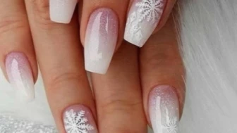 10 ideas de uñas copo de nieve para presumir en Navidad
