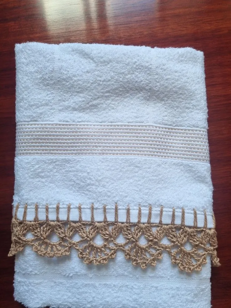 Toalla de manos con orillas de crochet
