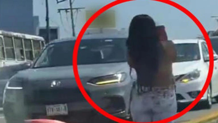 Captan cómo mujer se cambió de ropa en camellón de Boca del Río en Veracruz